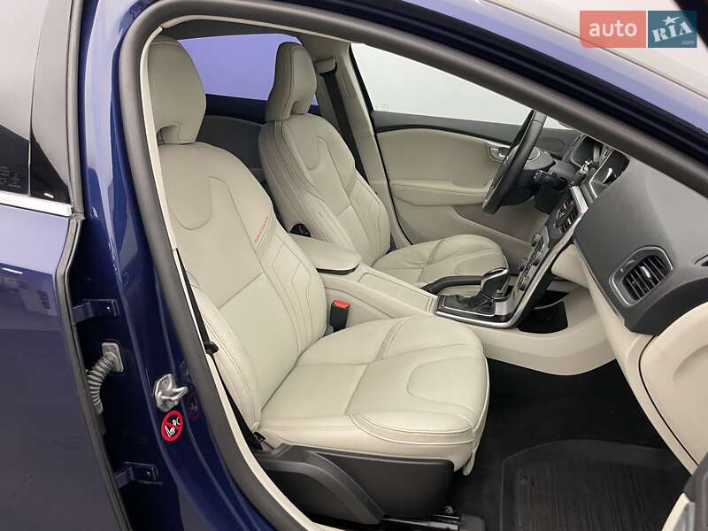 Хетчбек Volvo V40 Cross Country 2016 в Києві