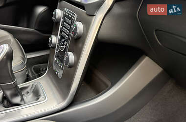 Хэтчбек Volvo V40 Cross Country 2012 в 