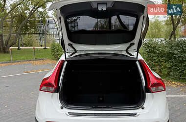 Хэтчбек Volvo V40 Cross Country 2012 в 