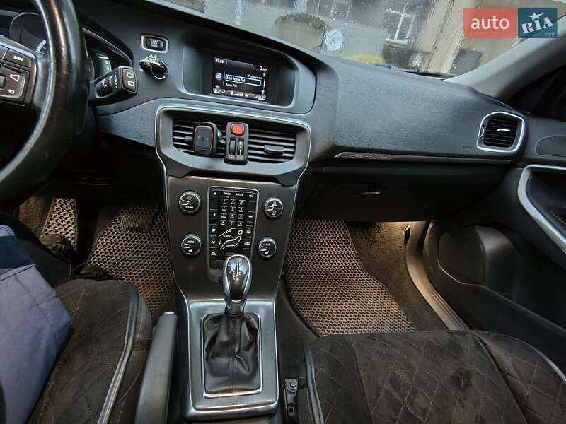 Хэтчбек Volvo V40 Cross Country 2014 в Киеве