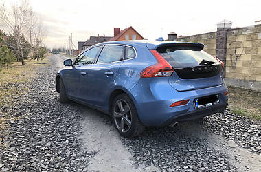 Хетчбек Volvo V40 2015 в 