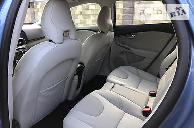 Хетчбек Volvo V40 2015 в 