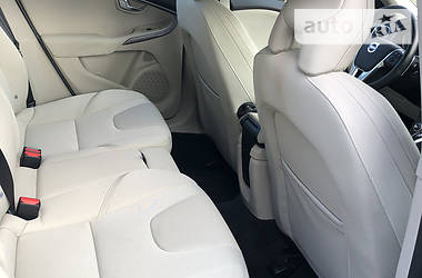 Хетчбек Volvo V40 2015 в 