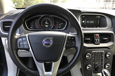 Хетчбек Volvo V40 2015 в 