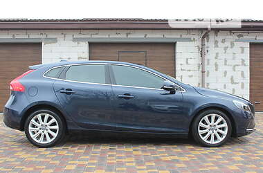 Хэтчбек Volvo V40 2015 в 