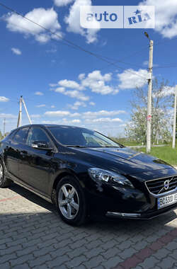 Хетчбек Volvo V40 2015 в 