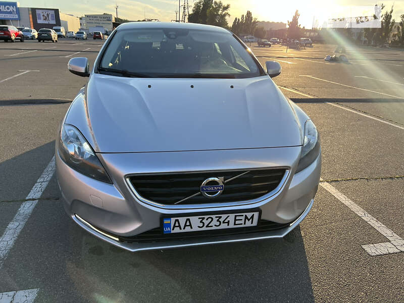 Хэтчбек Volvo V40 2014 в Киеве