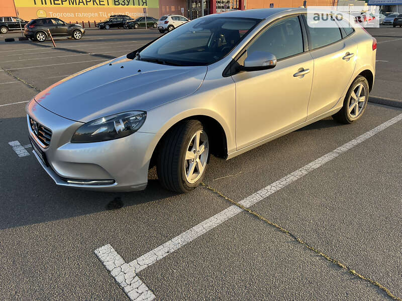 Хэтчбек Volvo V40 2014 в Киеве