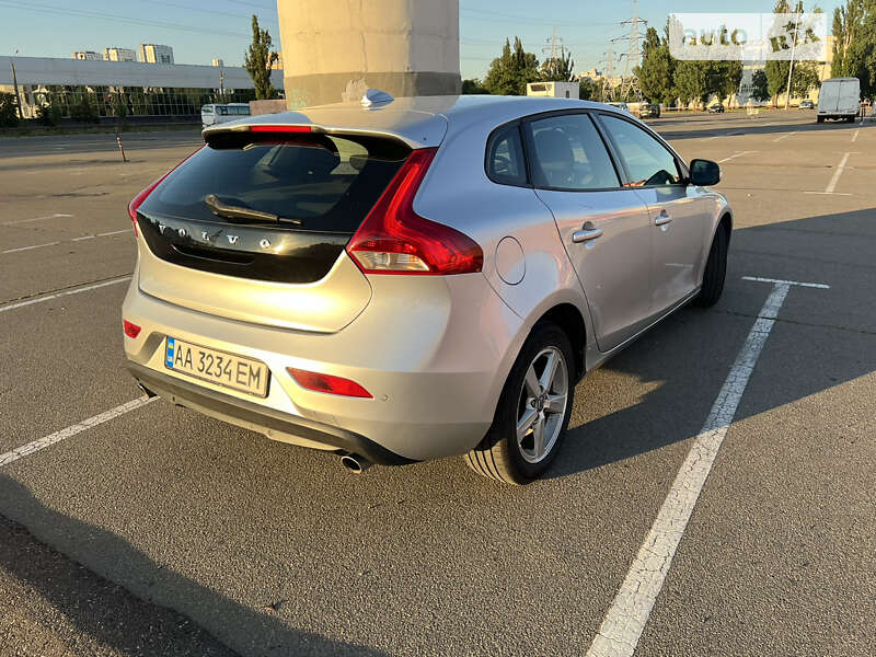 Хэтчбек Volvo V40 2014 в Киеве