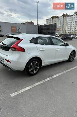 Хэтчбек Volvo V40 2015 в 