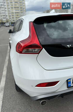Хэтчбек Volvo V40 2015 в 
