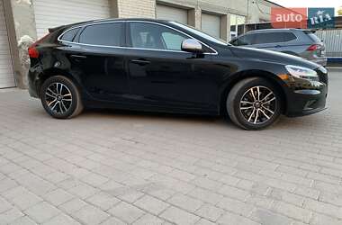 Хэтчбек Volvo V40 2019 в 
