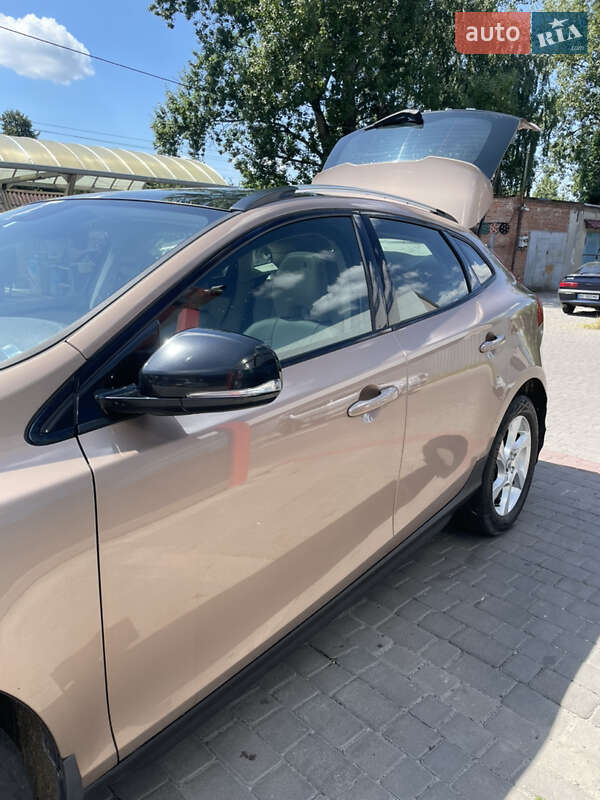 Хэтчбек Volvo V40 2015 в Львове