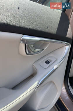 Хэтчбек Volvo V40 2015 в 