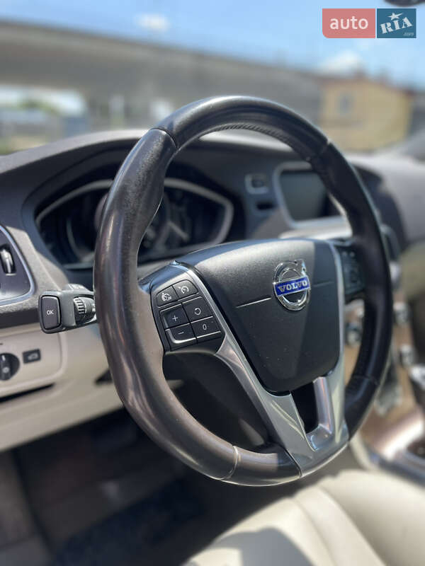 Хэтчбек Volvo V40 2015 в Львове