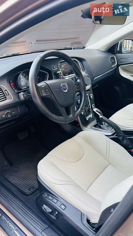 Хэтчбек Volvo V40 2016 в Львове