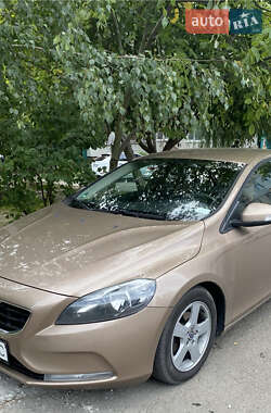 Хетчбек Volvo V40 2014 в 