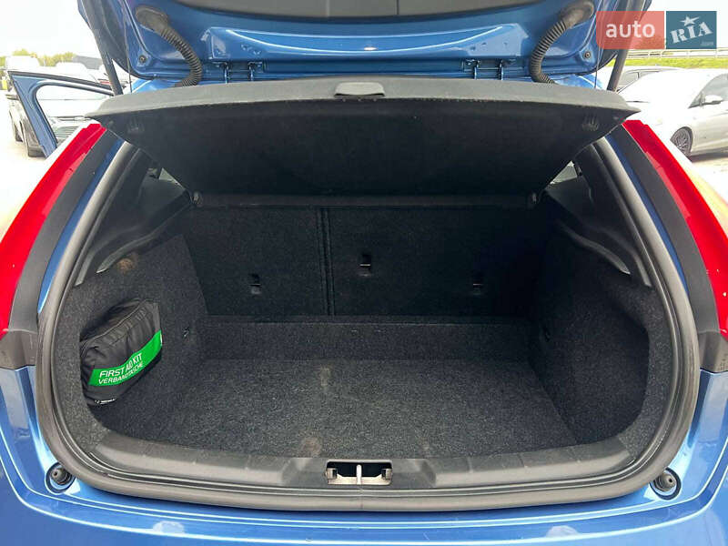 Хэтчбек Volvo V40 2017 в Львове фото 35 Хэтчбек Volvo V40 2017 в Львове