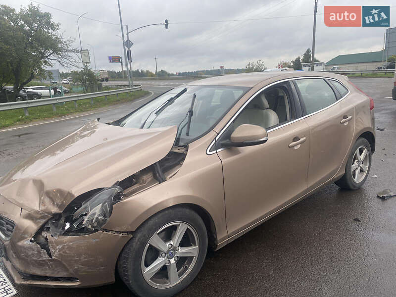 Хэтчбек Volvo V40 2015 в Бродах