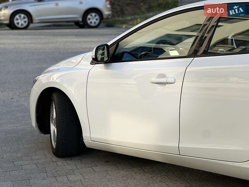 Хетчбек Volvo V40 2017 в Новояворівську фото 5 Хетчбек Volvo V40 2017 в Новояворівську