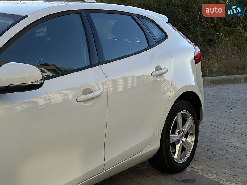 Хетчбек Volvo V40 2017 в Новояворівську фото 6 Хетчбек Volvo V40 2017 в Новояворівську