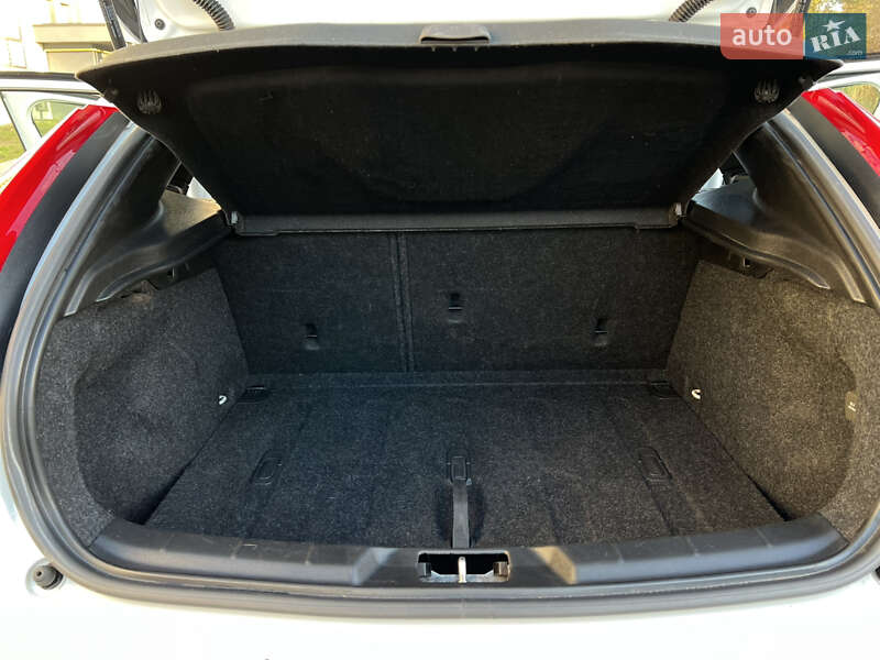 Хетчбек Volvo V40 2017 в Новояворівську фото 36 Хетчбек Volvo V40 2017 в Новояворівську