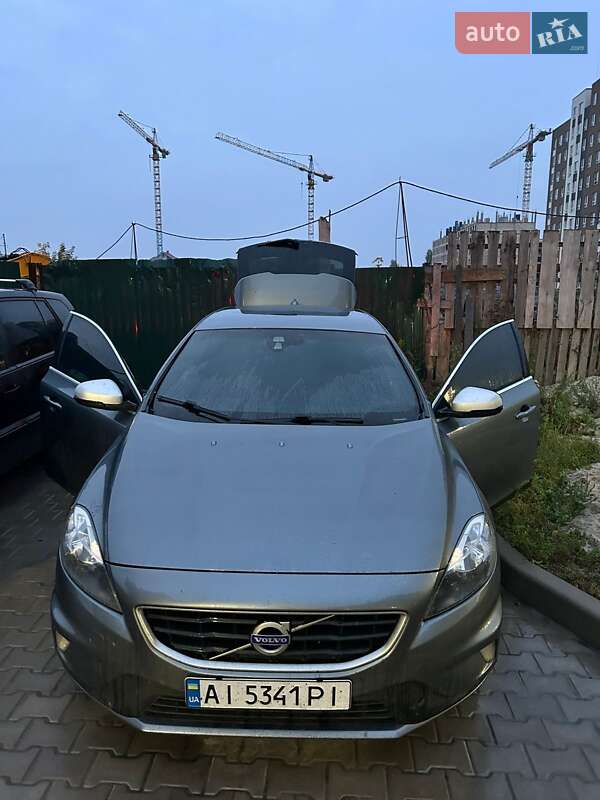 Хэтчбек Volvo V40 2015 в Киеве