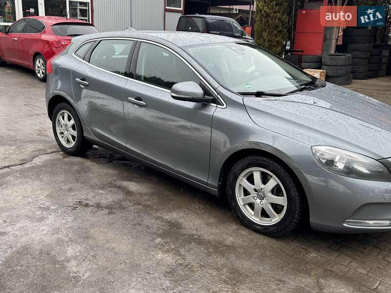 Хетчбек Volvo V40 2016 в Радивиліві