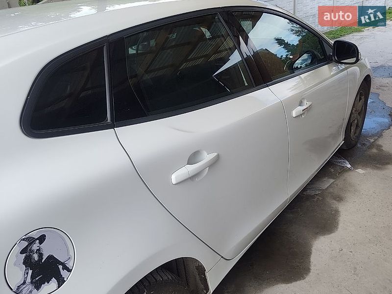 Хетчбек Volvo V40 2014 в Острозі