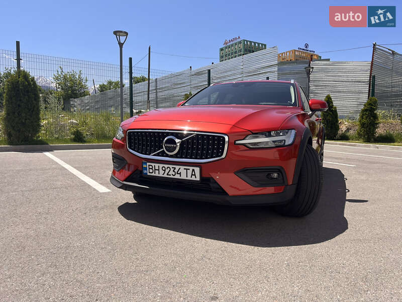 Универсал Volvo V60 Cross Country 2019 в Киеве фото 2 Универсал Volvo V60 Cross Country 2019 в Киеве