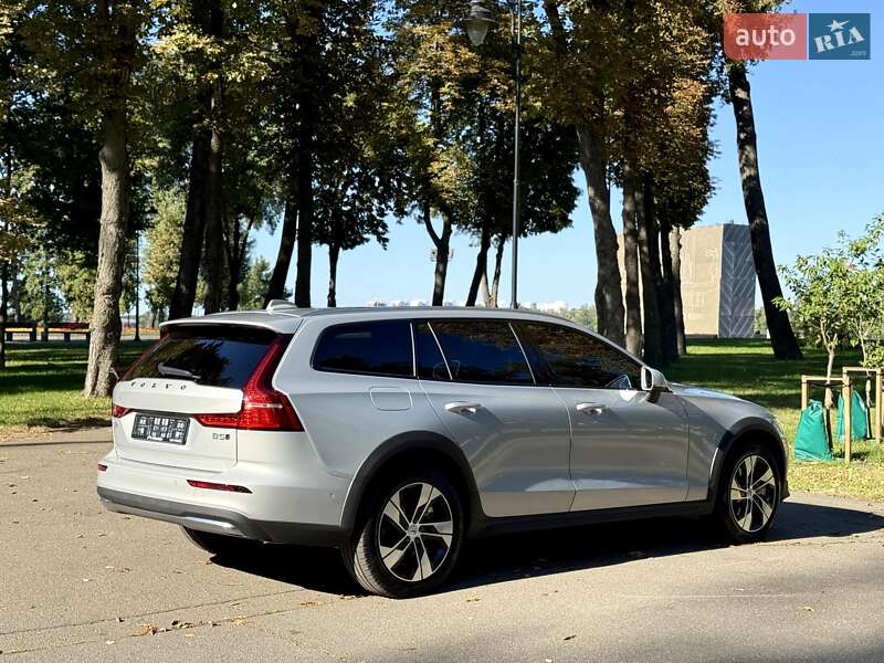 Универсал Volvo V60 Cross Country 2024 в Киеве