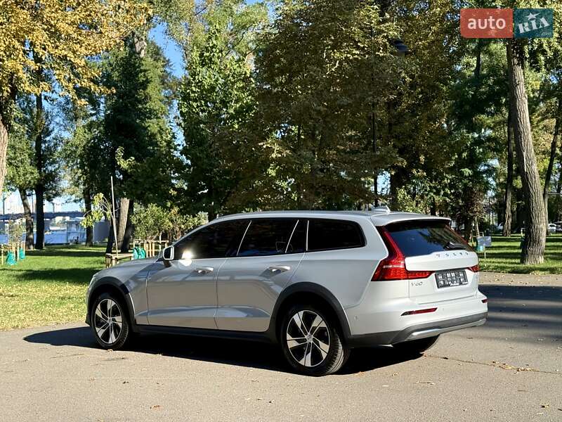 Универсал Volvo V60 Cross Country 2024 в Киеве