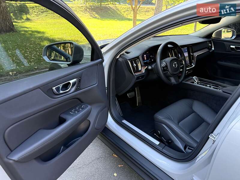 Универсал Volvo V60 Cross Country 2024 в Киеве
