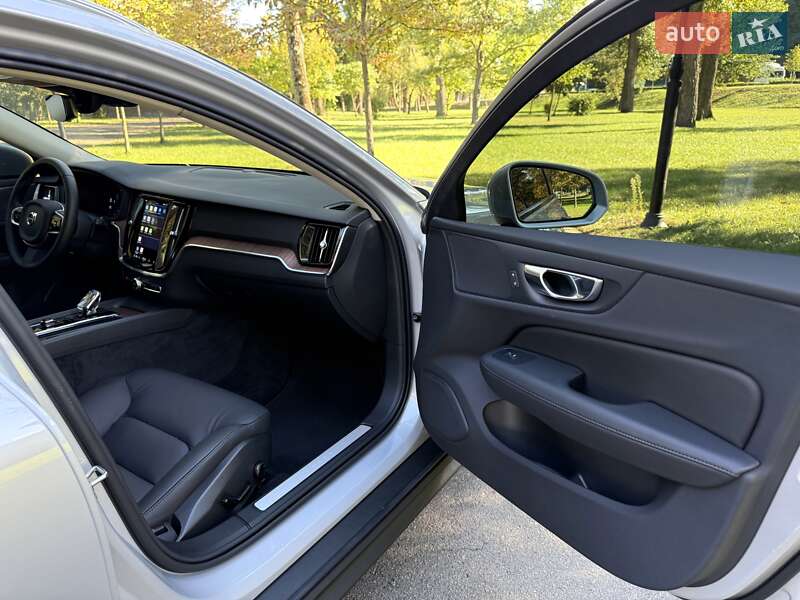 Универсал Volvo V60 Cross Country 2024 в Киеве