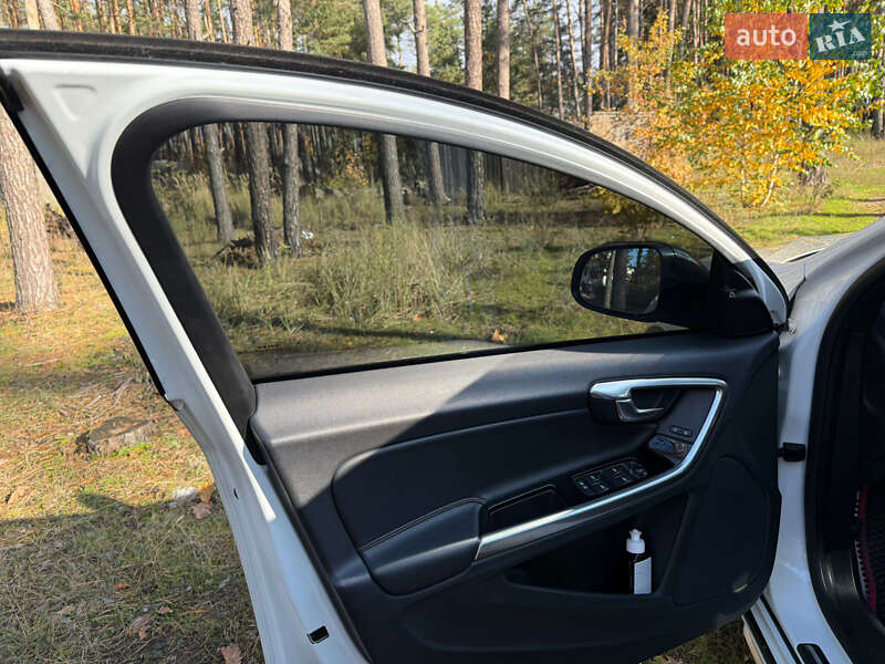 Универсал Volvo V60 Cross Country 2015 в Киеве фото 6 Универсал Volvo V60 Cross Country 2015 в Киеве