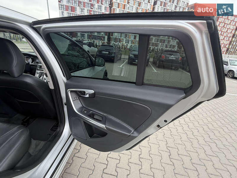 Універсал Volvo V60 Cross Country 2017 в Києві фото 33 Універсал Volvo V60 Cross Country 2017 в Києві