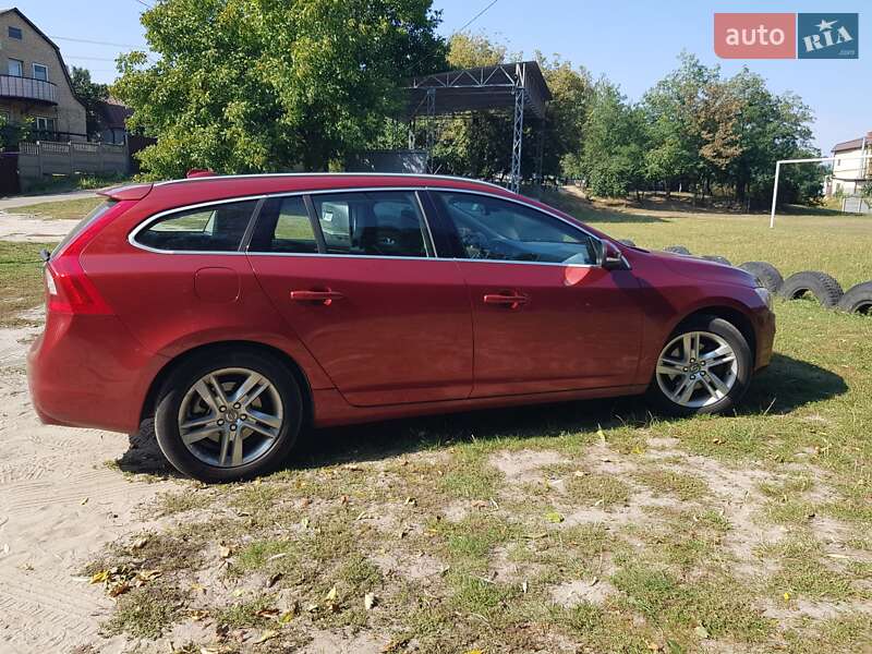 Универсал Volvo V60 2014 в Вишневом