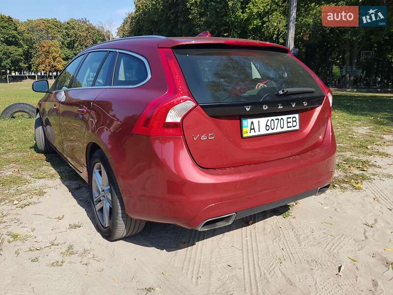 Универсал Volvo V60 2014 в Вишневом