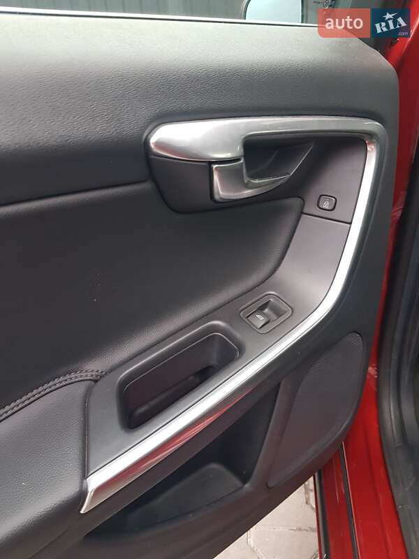 Универсал Volvo V60 2014 в Вишневом