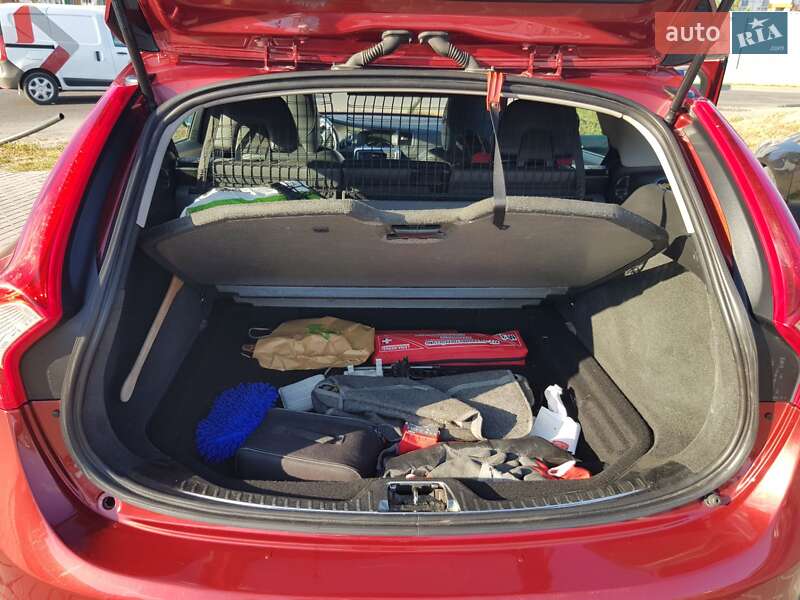 Универсал Volvo V60 2014 в Вишневом