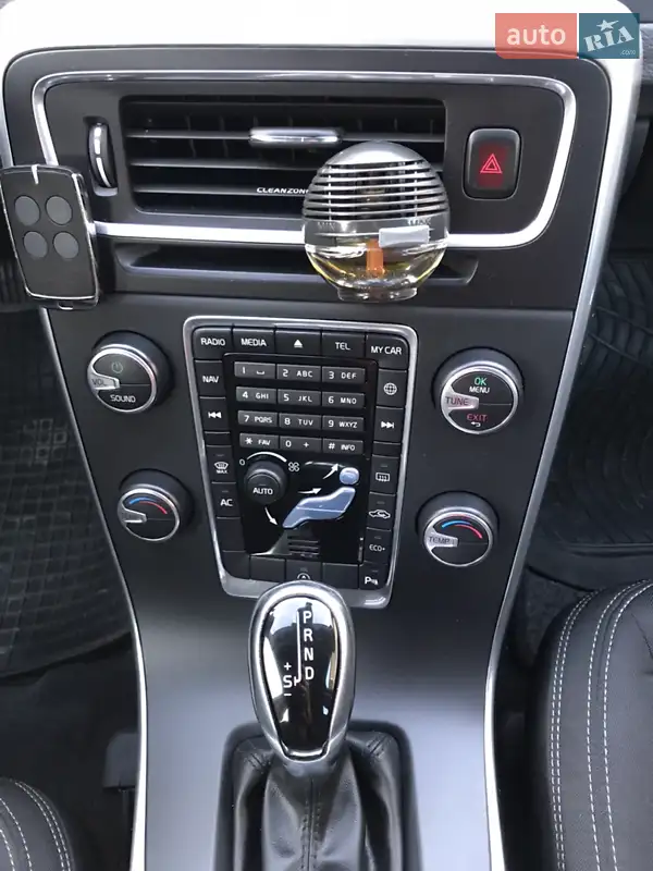 Volvo V60 2017 VIN YV1FW7880H2372273 фото оголошення 14 з 87