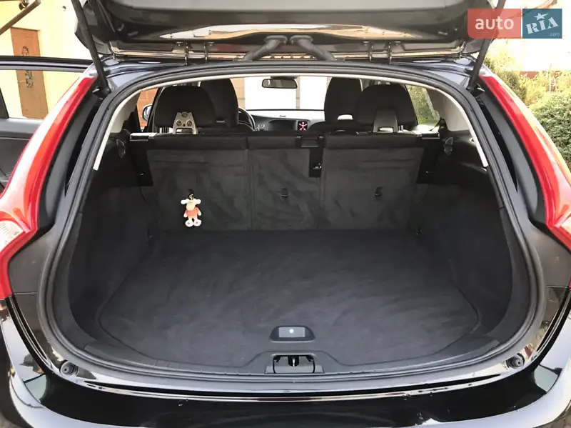 Volvo V60 2017 VIN YV1FW7880H2372273 фото оголошення 36 з 87