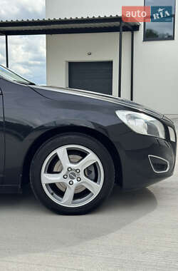 Универсал Volvo V60 2012 в 