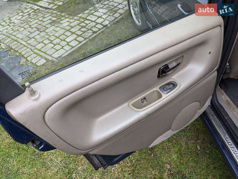 Универсал Volvo V70 1999 в Жовкве