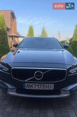 Универсал Volvo V90 Cross Country 2018 в 