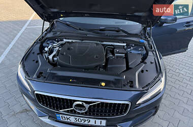 Универсал Volvo V90 Cross Country 2018 в 