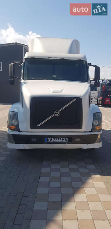 Тягач Volvo VNL 630 2005 в Києві