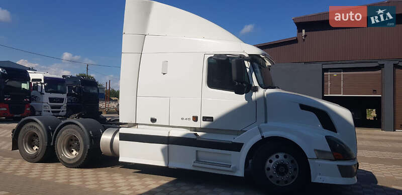 Тягач Volvo VNL 630 2005 в Києві