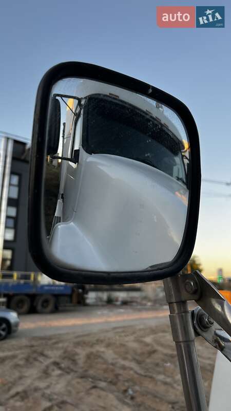 Тягач Volvo VNL 660 2001 в Киеве