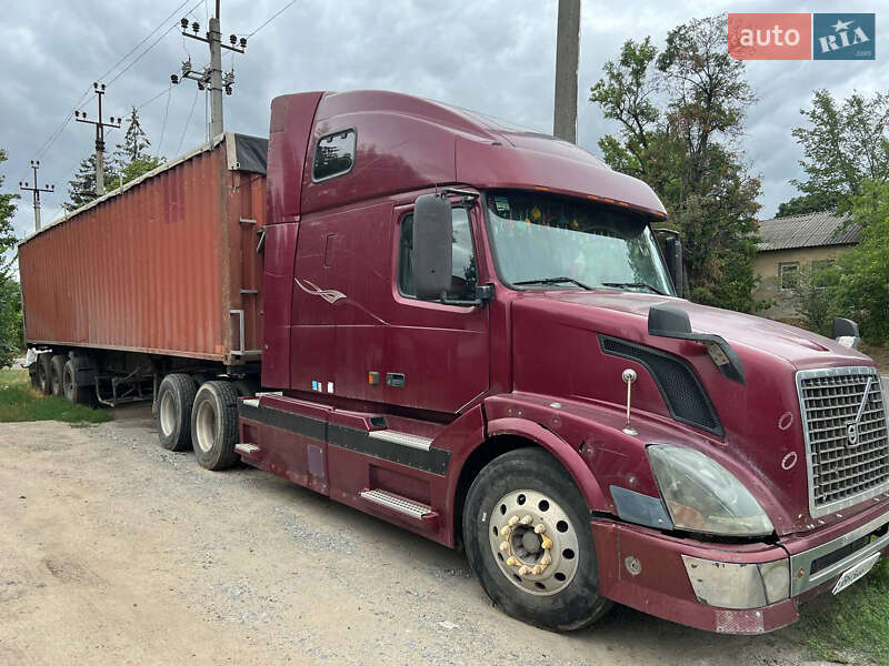 Тягач Volvo VNL 670 2004 в 
